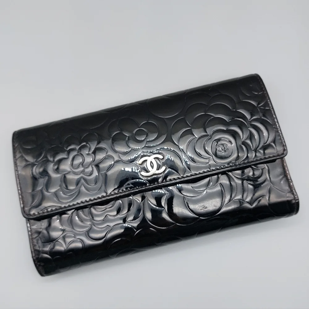 🖤CHANEL Black Camellia Patent Leather Clutch/Wallet🖤